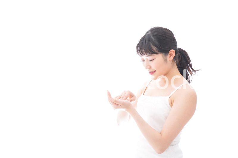 フェイシャルケアをする若い女性