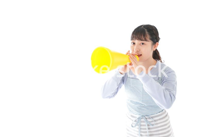 メガフォンで応援をする若い主婦