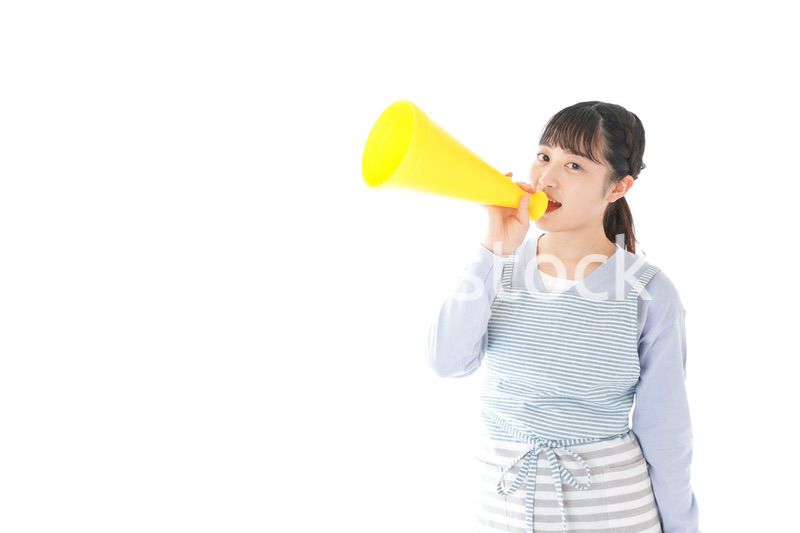 メガフォンで応援をする若い主婦