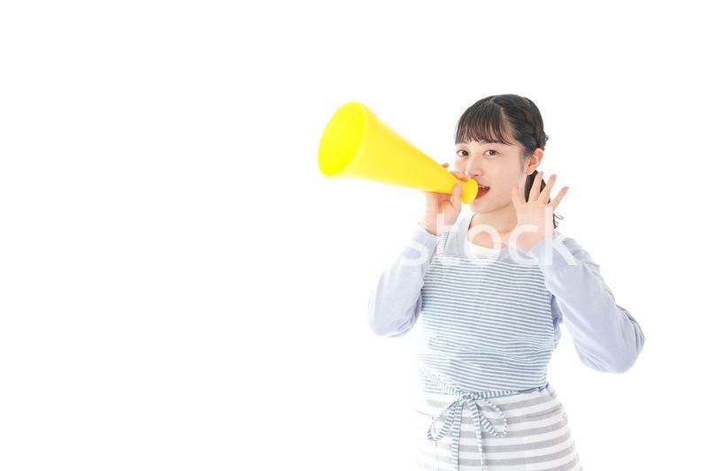 メガフォンで応援をする若い主婦