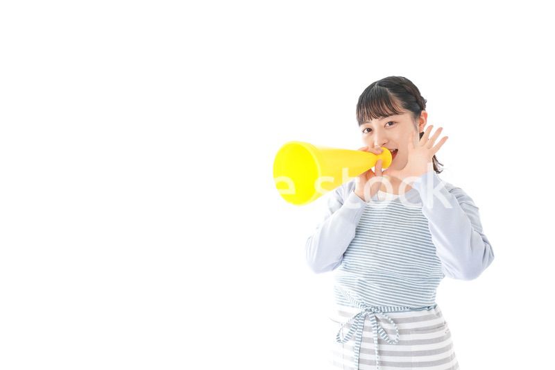 メガフォンで応援をする若い主婦
