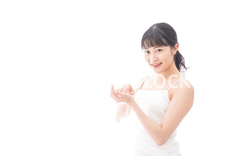 スキンケア・メイクをする若い女性