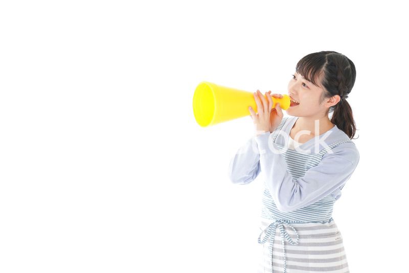 メガフォンで応援をする若い主婦