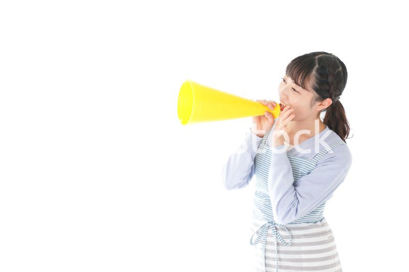 メガフォンで応援をする若い主婦