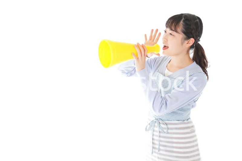 メガフォンで応援をする若い主婦