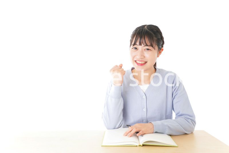 理解をして喜ぶ若い女子学生