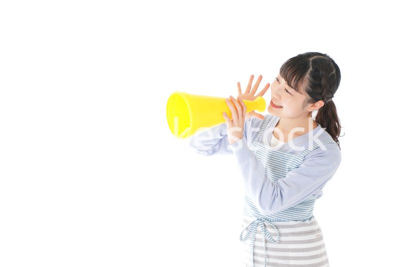 メガフォンで応援をする若い主婦