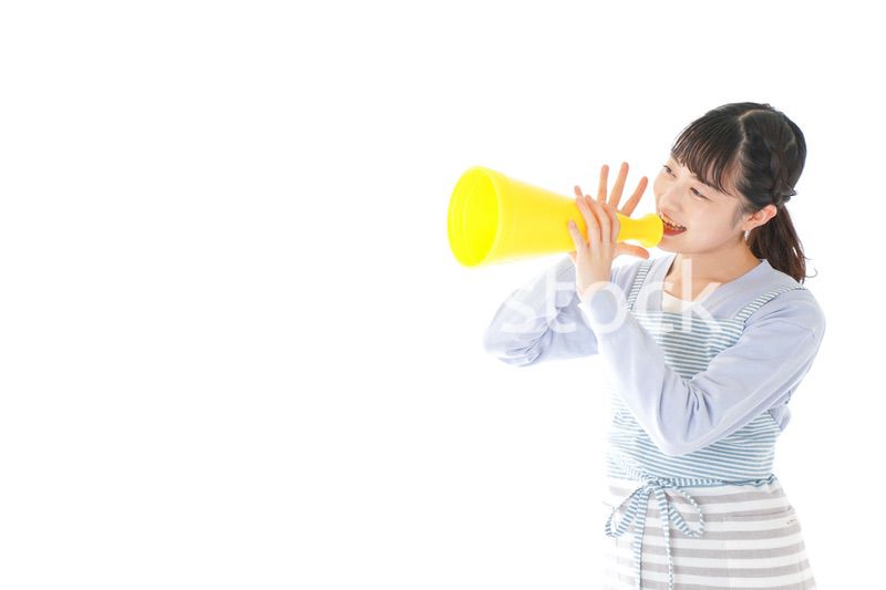 メガフォンで応援をする若い主婦