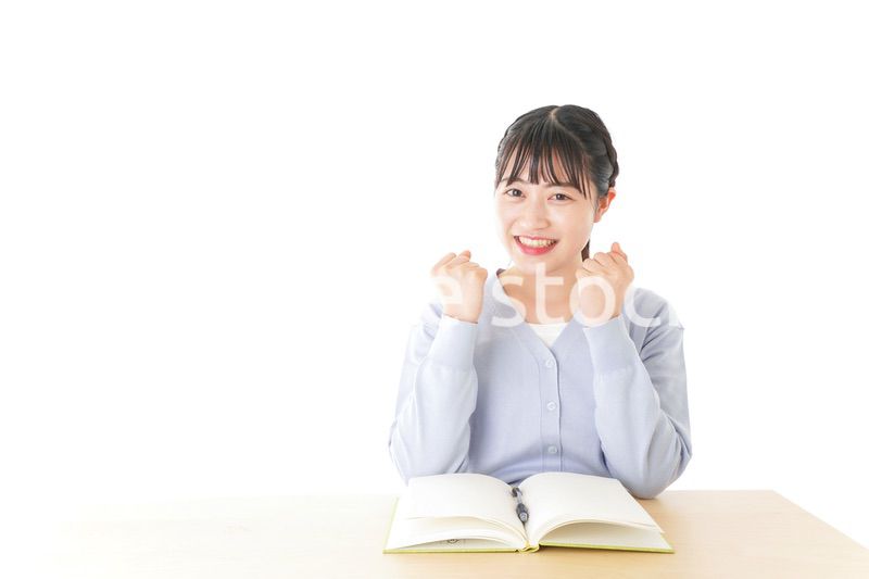 理解をして喜ぶ若い女子学生