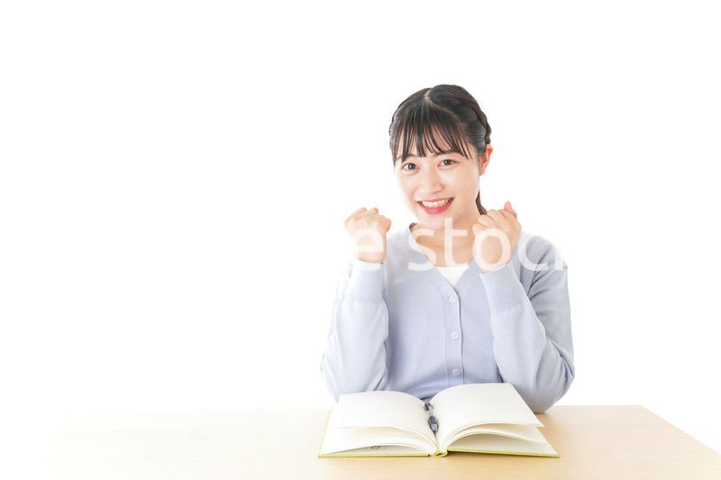 理解をして喜ぶ若い女子学生