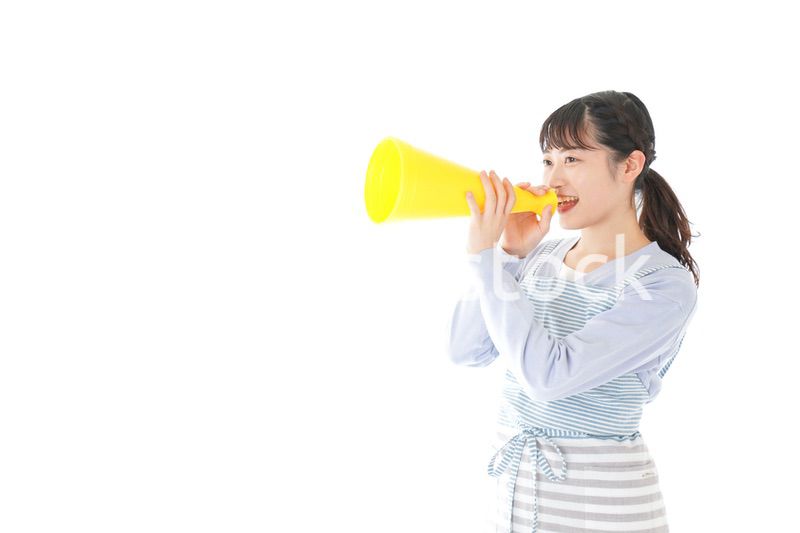 メガフォンで応援をする若い主婦