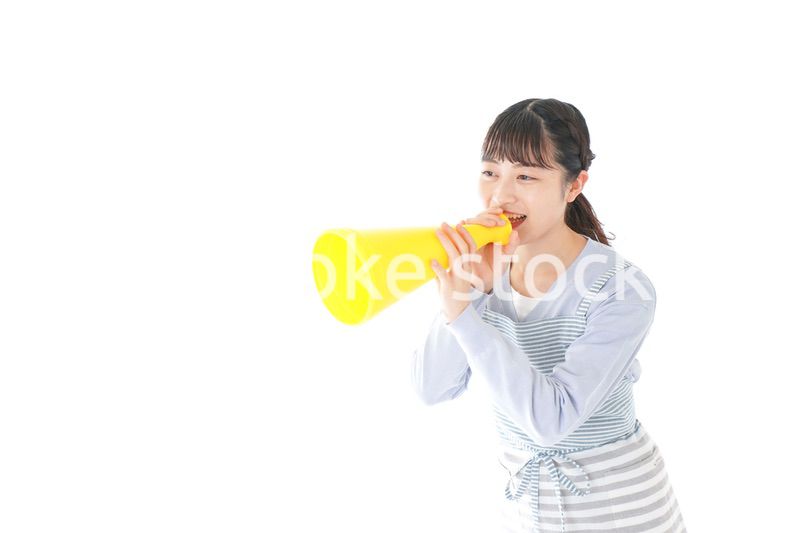 メガフォンで応援をする若い主婦