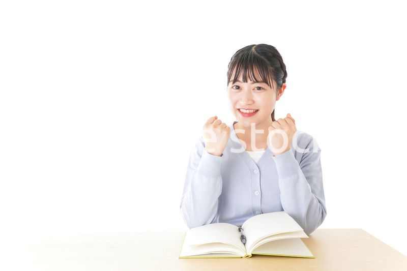 理解をして喜ぶ若い女子学生