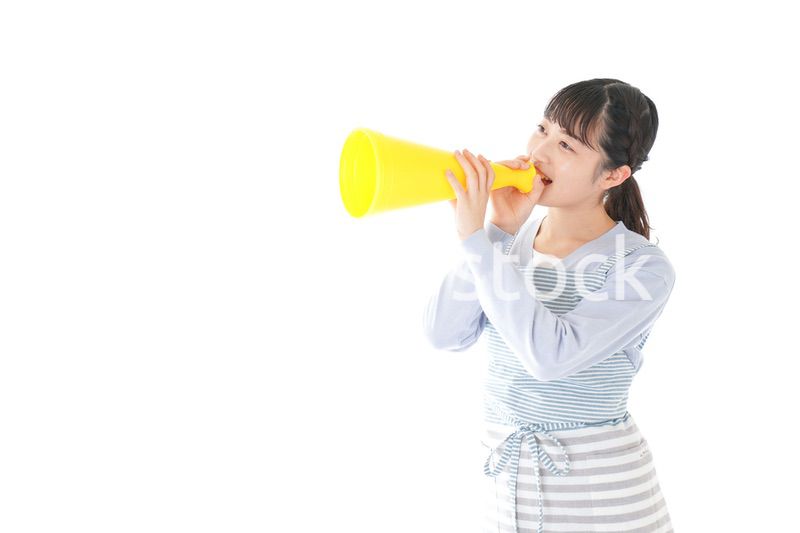 メガフォンで応援をする若い主婦