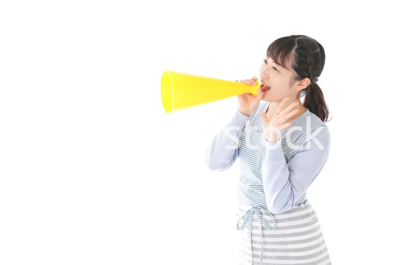 メガフォンで応援をする若い主婦