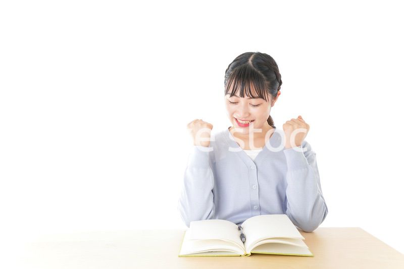 理解をして喜ぶ若い女子学生