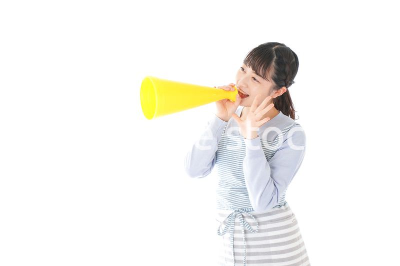 メガフォンで応援をする若い主婦