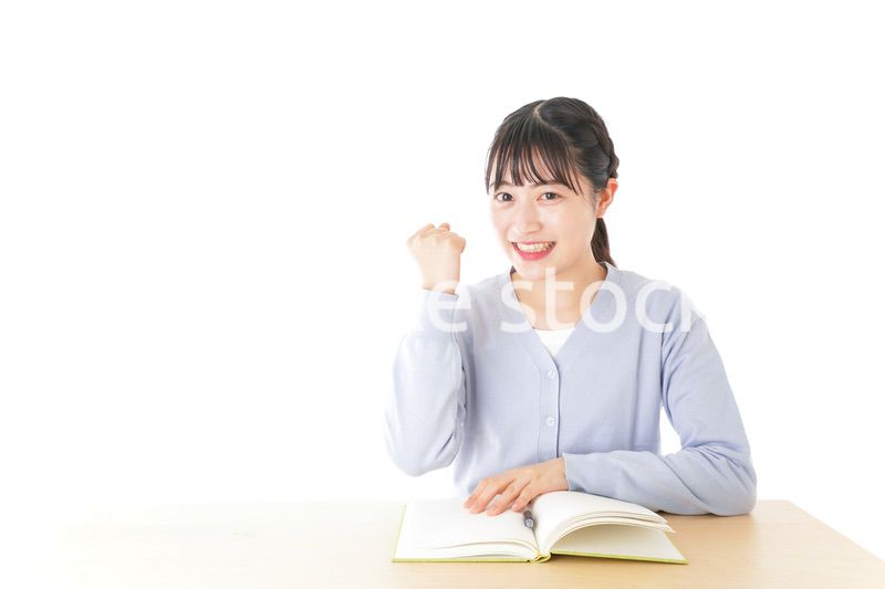 理解をして喜ぶ若い女子学生