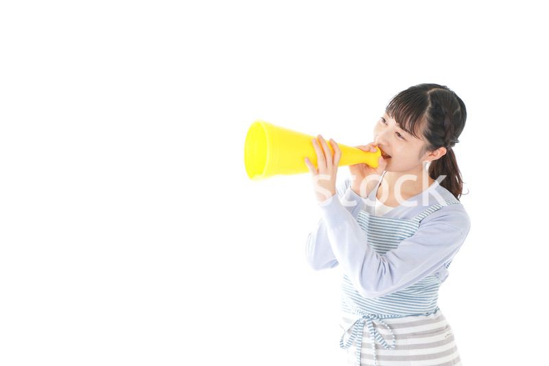 メガフォンで応援をする若い主婦