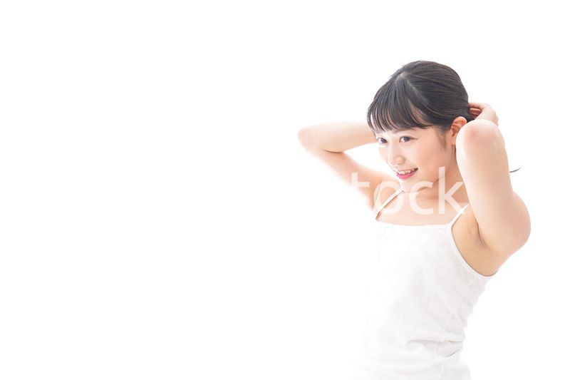 スキンケア・メイクをする若い女性