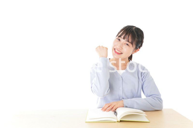 理解をして喜ぶ若い女子学生