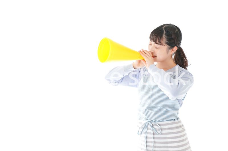メガフォンで応援をする若い主婦