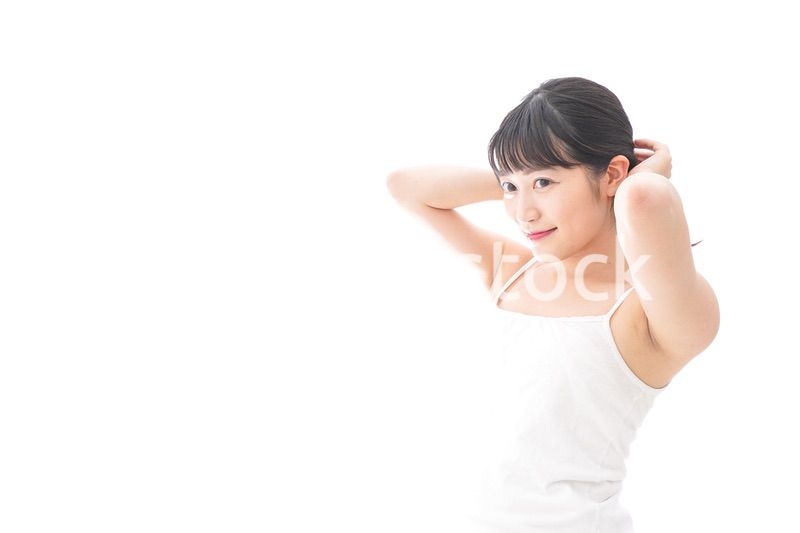 ヘアケアをする若い女性