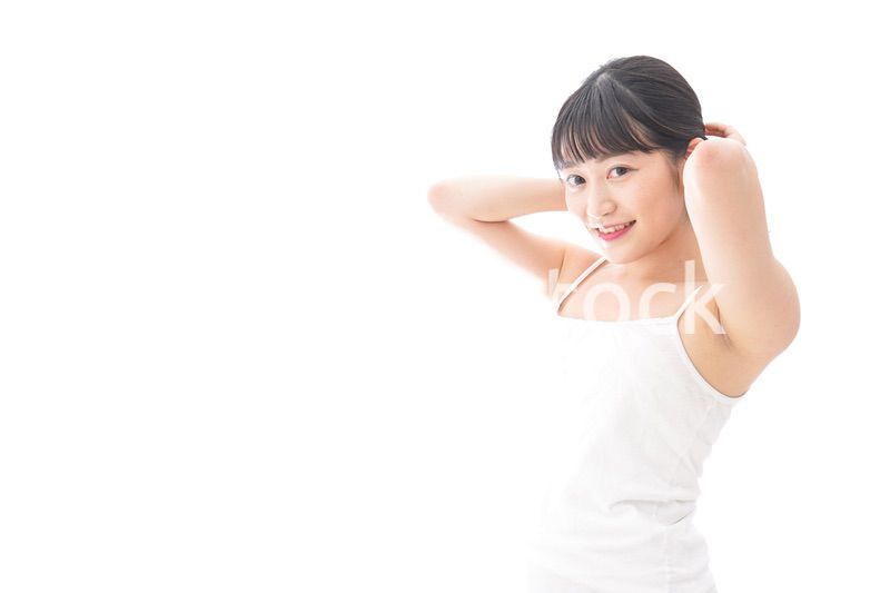 ヘアケアをする若い女性