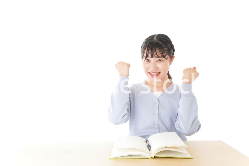 理解をして喜ぶ若い女子学生