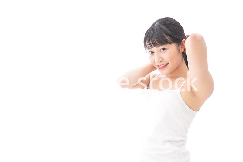 ヘアケアをする若い女性