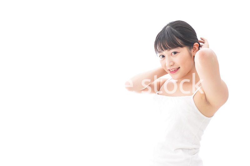 ヘアケアをする若い女性