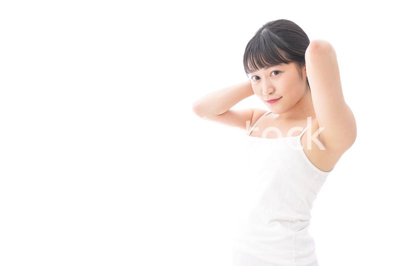 ヘアケアをする若い女性