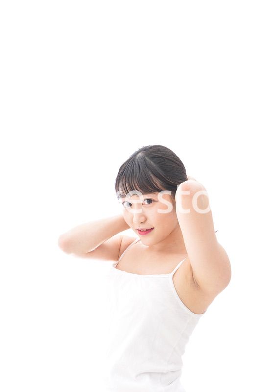 ヘアケアをする若い女性