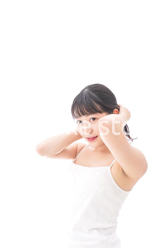 ヘアケアをする若い女性