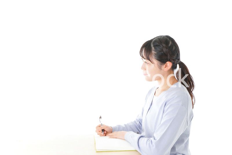 授業を受ける若い女子学生