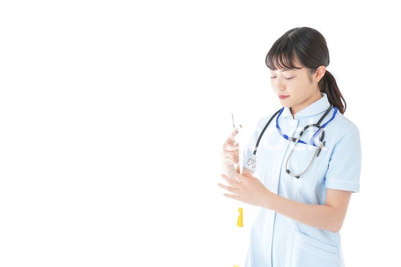 医療機器を使う若い看護師