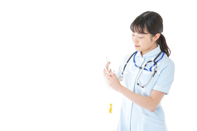 医療機器を使う若い看護師
