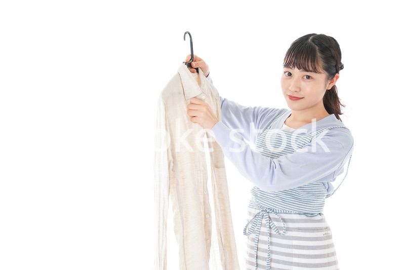 服を洗濯する若い主婦