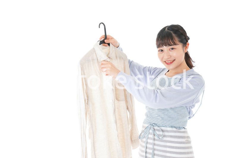 服を洗濯する若い主婦
