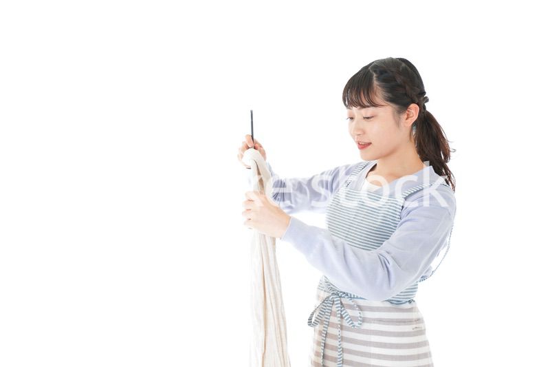 服を洗濯する若い主婦