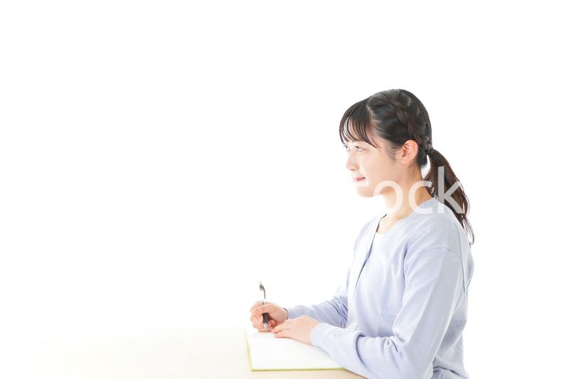 授業を受ける若い女子学生