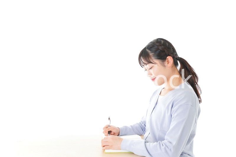 授業を受ける若い女子学生