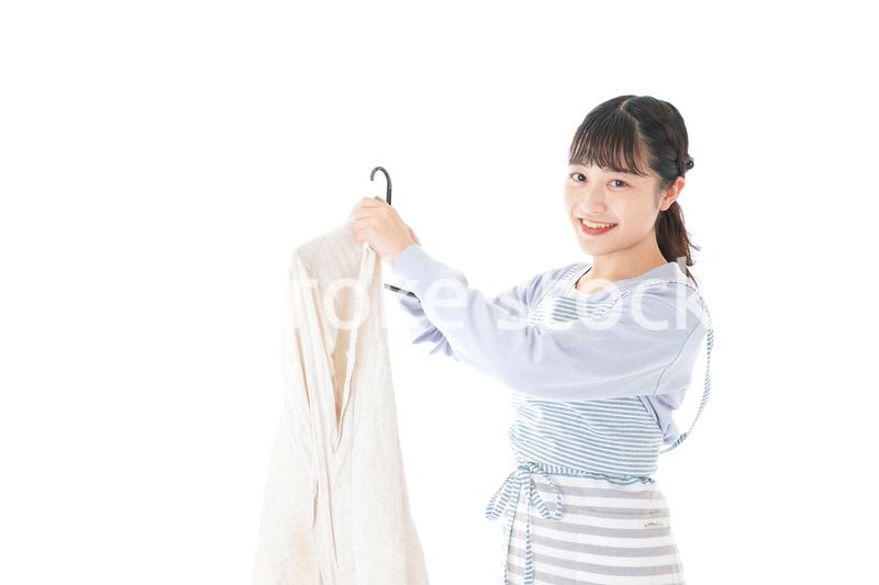 服を洗濯する若い主婦