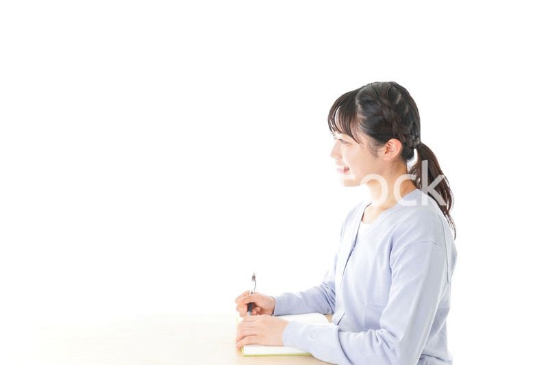 授業を受ける若い女子学生