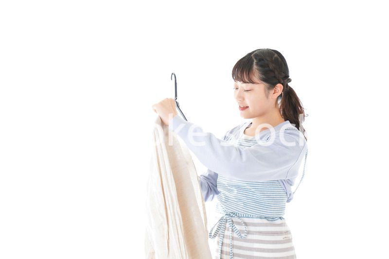 服を洗濯する若い主婦