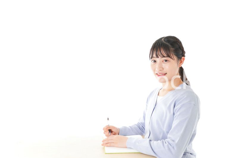 授業を受ける若い女子学生
