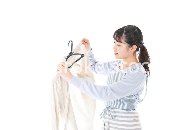 服を洗濯する若い主婦