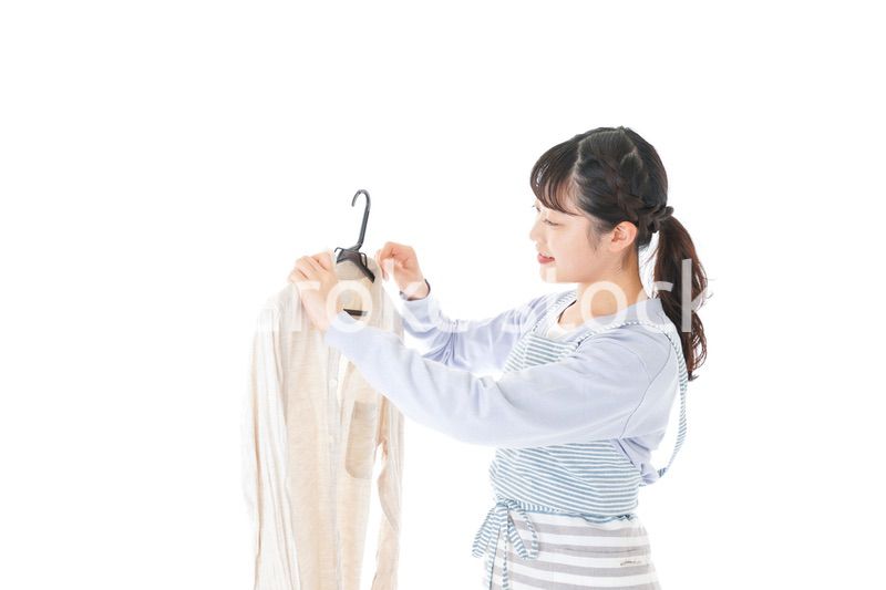 服を洗濯する若い主婦