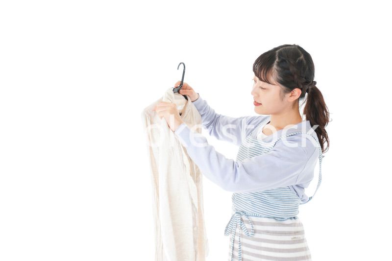 服を洗濯する若い主婦