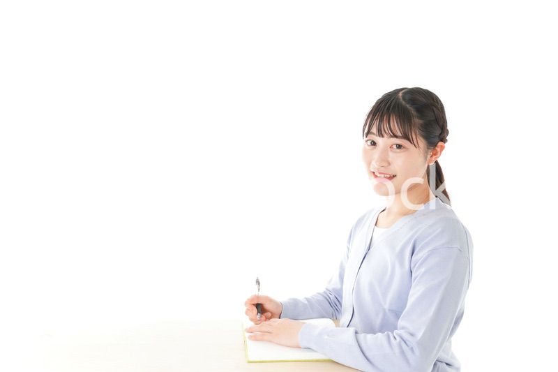 授業を受ける若い女子学生